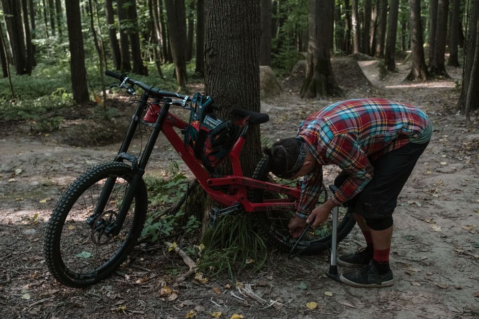 Verschillende soorten fietspompen voor het oppompen van banden en SUP-boards.