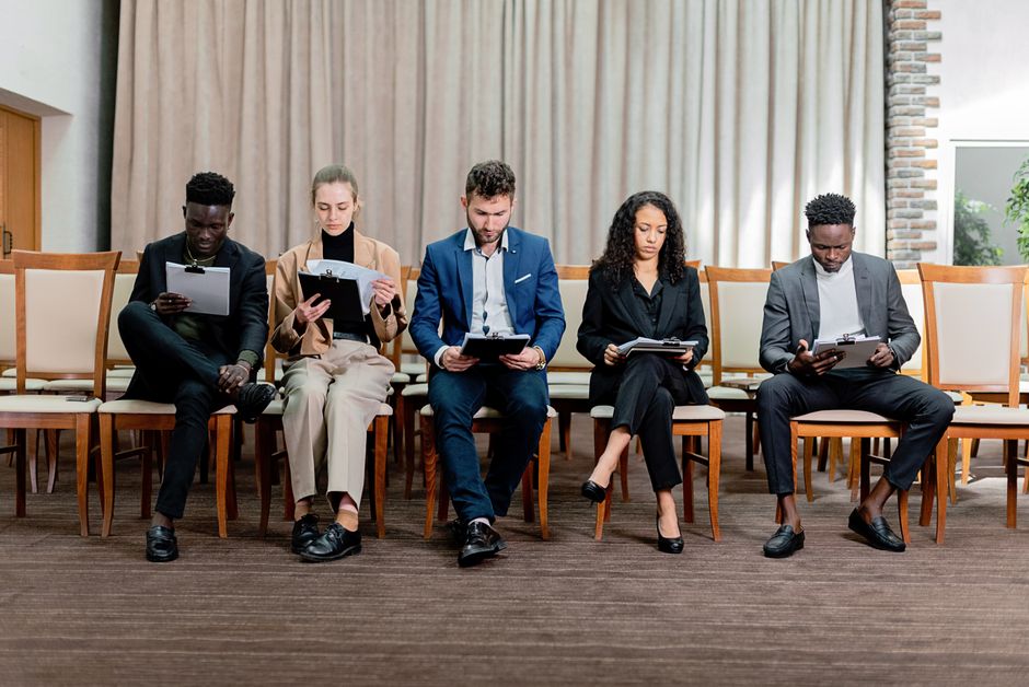 Een team dat samenwerkt aan recruitment marketing strategieën om talent te werven.